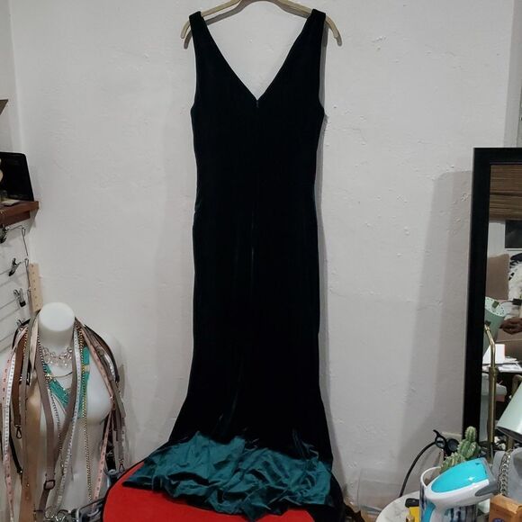 Revelry Dawson Crushed Velvet Ruched Gown in Emerald Green Size 12 - Picture 10 of 16